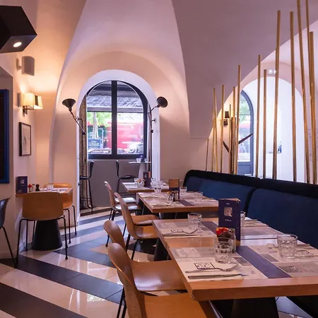 Отель The Originals Boutique, Le Lion,