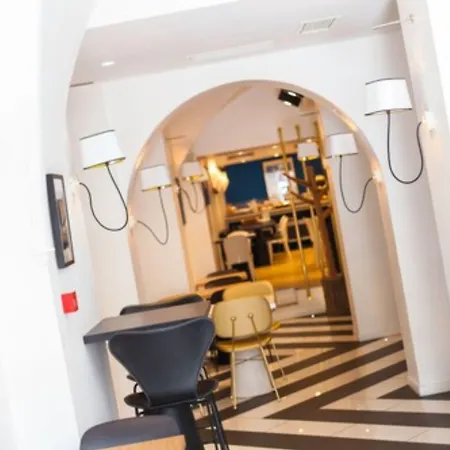 Отель The Originals Boutique, Le Lion,